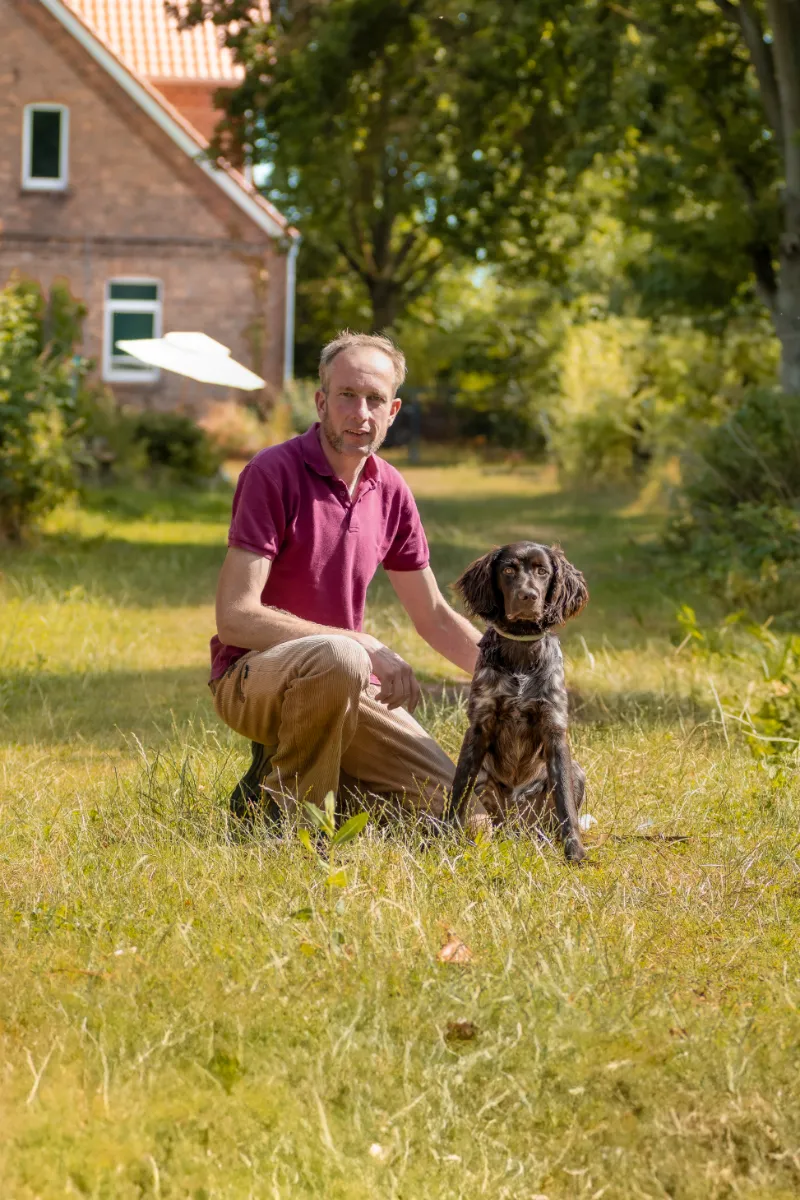 Axel Wöhler mit Hund im Garten