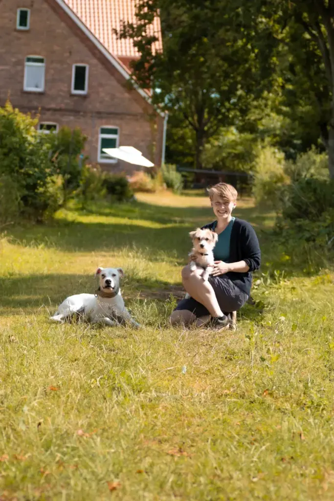 Eileen Föge mit Hunden im Garten