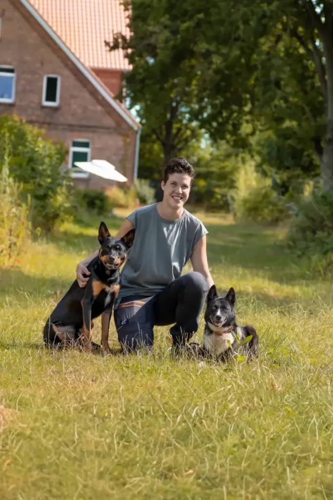 Ela Zimmermann mit Hunden im Garten