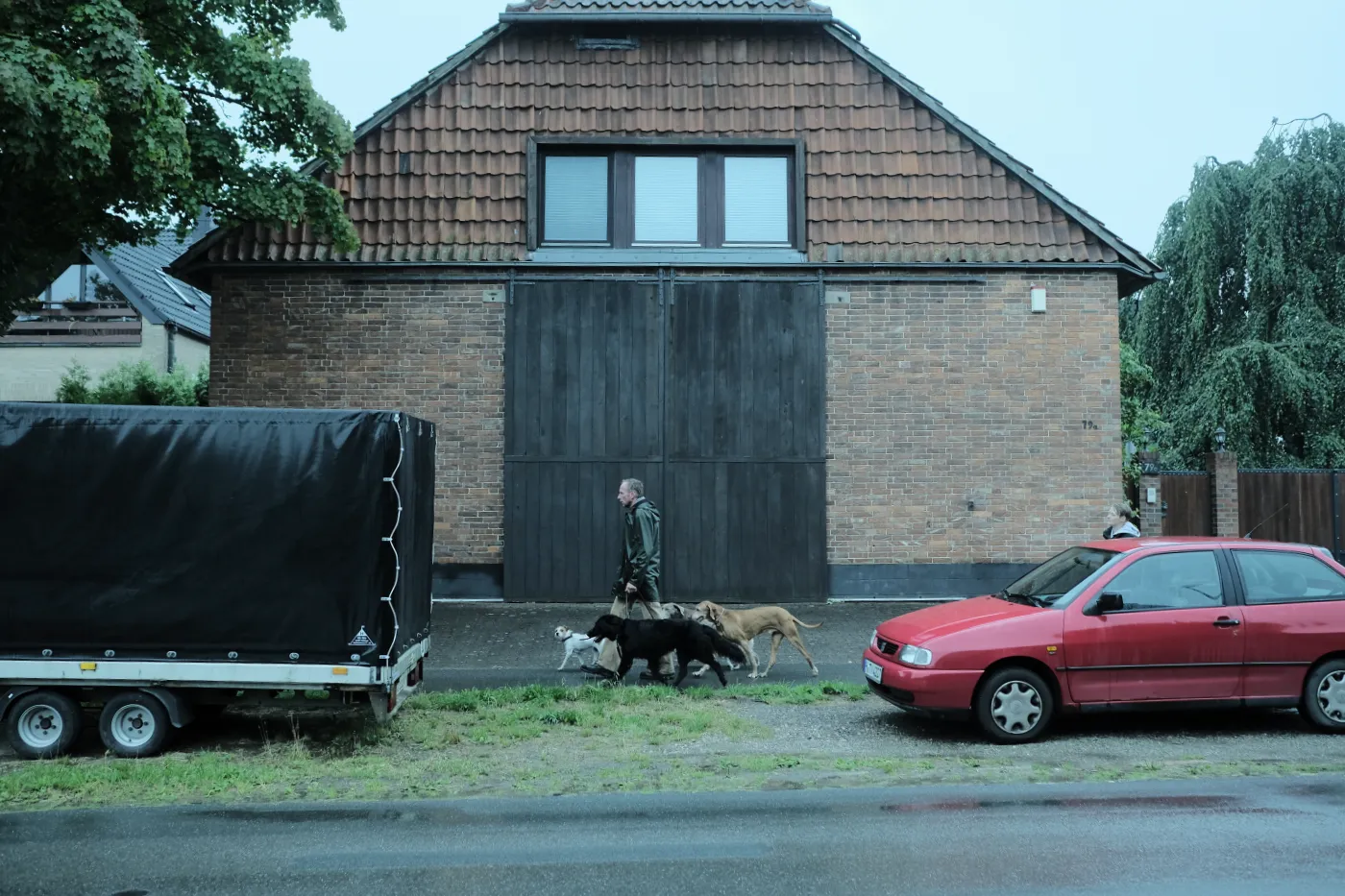 Axel Wöhler beim Gassi gehen an der Strasse